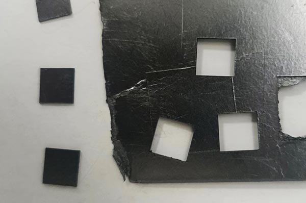 石墨片用什么切割呢？精密激光切割機(jī)！